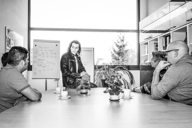 Deze hulpvorm richt zich op bedrijven, scholen en instellingen die om gerichte handvaten vragen; hoe om te gaan met agressie?